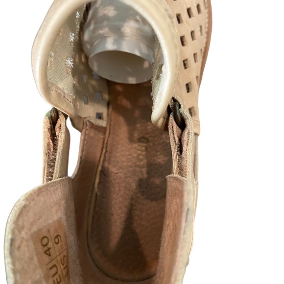 Muse & Cloud Anthropologie leather ankle booties. Tan. Excellent condition. Sz 9 - Picture 10 of 10